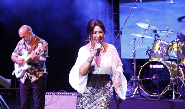Bursa Festivali'nde Nükhet Duru sahne aldı