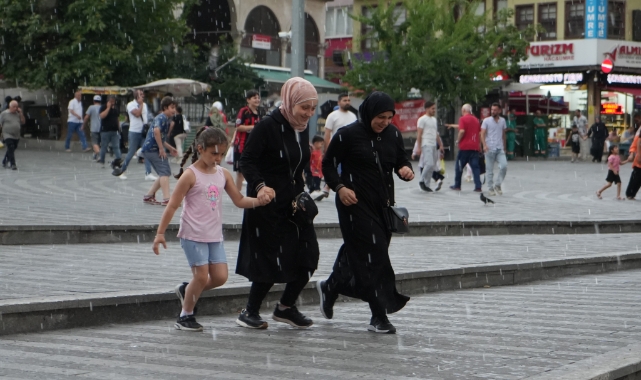 Bursalılar sağanak yağışa hazırlıksız yakalandı