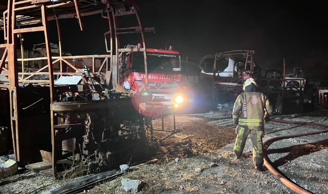 Büyükçekmece'de hurda otobüslerin bulunduğu alanda yangın