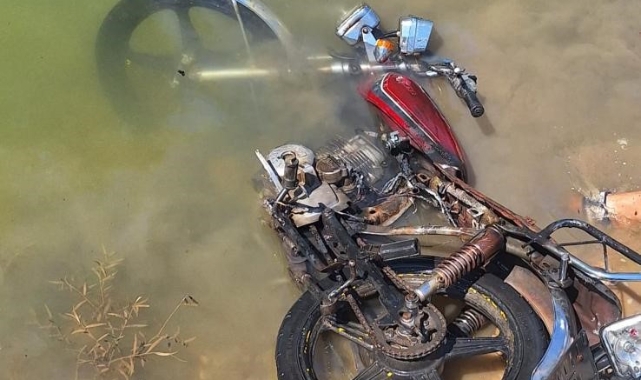 Çaldıkları motoru yakıp göle attılar!