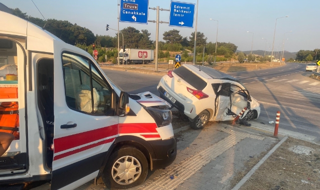 Çanakkale'de ambulans ile otomobil çarpıştı!