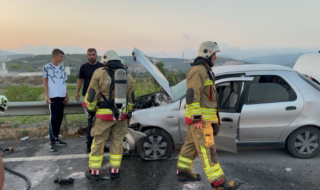 Çarpışan otomobillerden biri alev aldı!