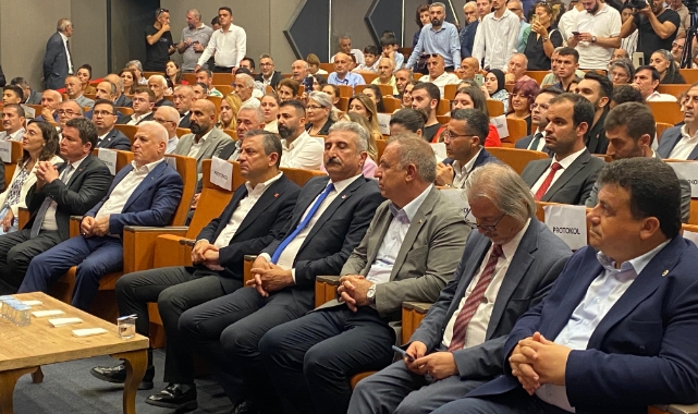 CHP Genel Başkanı Özgür Özel Yıldırım'da Üye Katılım ve Rozet Takma Töreni'nde