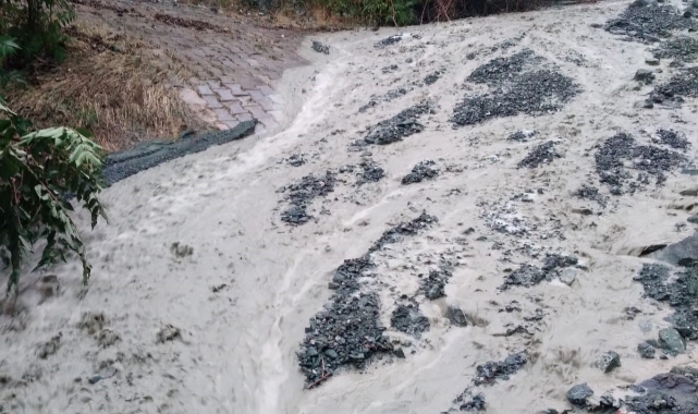 Çorum'da dolu ve sağanak hayatı olumsuz etkiledi!