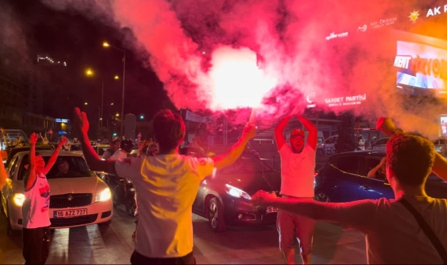 Coşku sokaklara taştı Bursa'da tarihi gece