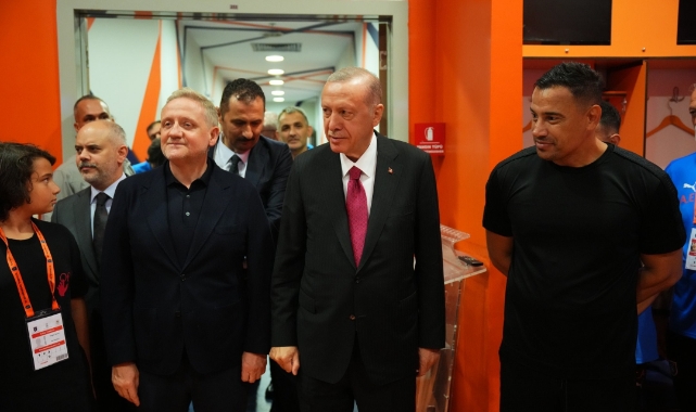 Cumhurbaşkanı Erdoğan, Başakşehir takımını tebrik etti