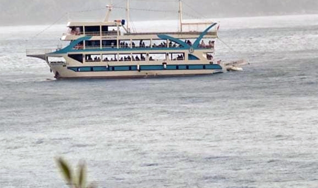 Denizde fırtınaya yakalanan lastik botu Tur teknesi kurtardı