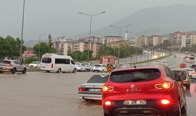 Denizli yaz yağmuruyla serinledi