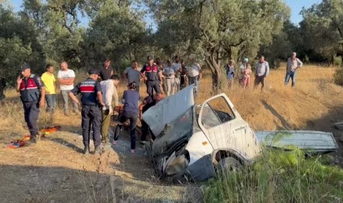 Devrilen kamyonette sıkışan 2 kişiyi itfaiye kurtardı