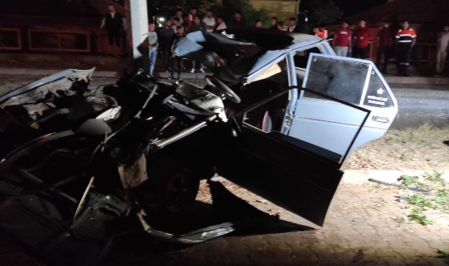 Direğe çarpıp kağıt gibi ezilen otomobilden sağ çıktılar