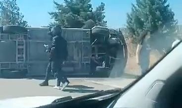 Direksiyon hakimiyetini kaybeden minibüs devrildi