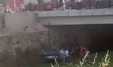 Direksiyon hakimiyetini kaybedip dereye uçtu