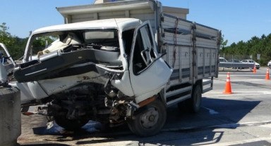 Direksiyon hakimiyetini kaybetti, beton bariyere daldı