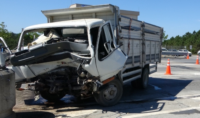 Direksiyon hakimiyetini kaybetti, beton bariyere daldı