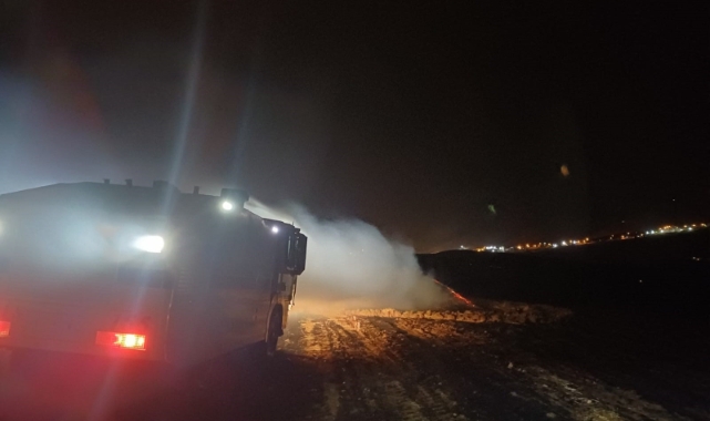 Diyarbakır'da anız yangını TOMA ve itfaiye ekiplerince söndürüldü