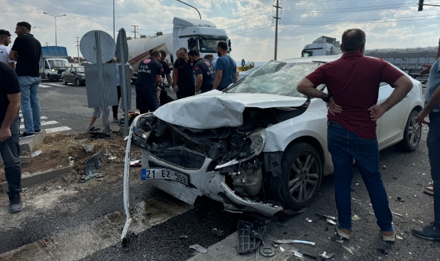 Diyarbakır'da iki otomobil çarpıştı