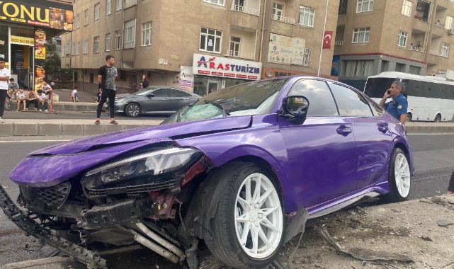 Diyarbakır'da otomobil refüje çarptı! 1 yaralı   
