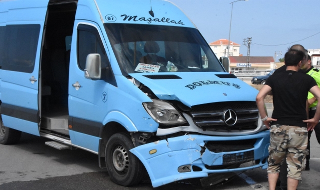 Dolmuş ile otomobil çarpıştı