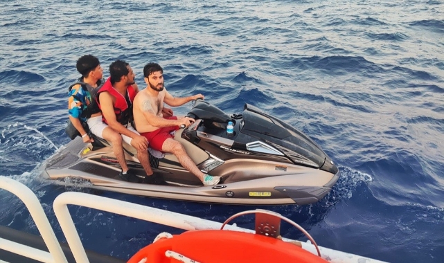 Düzensiz göçmenler jet ski ile kaçmaya çalıştı!