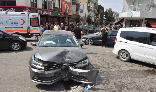 Edirne'de iki otomobil çarpıştı: 2'si çocuk 5 yaralı   