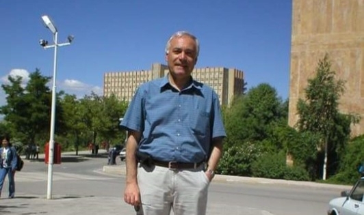 Emekli profesör yalnız yaşadığı evde ölü bulundu