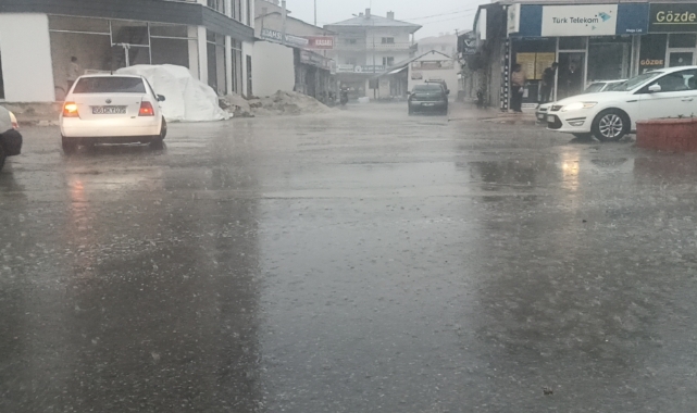 Erciş’te sağanak yağış