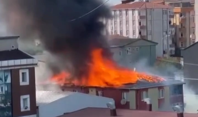 Evin çatısı alevlere teslim oldu
