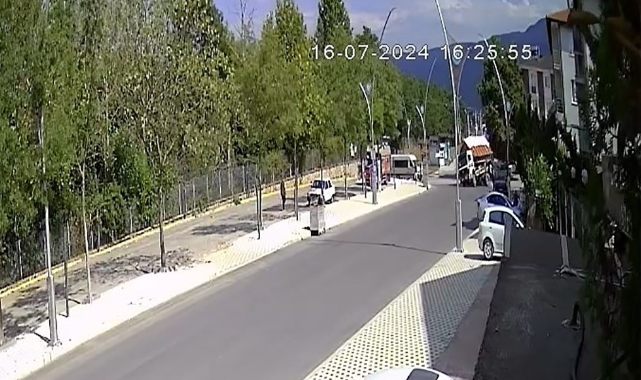 Fazla yüke dayanamayan kamyon devrildi!