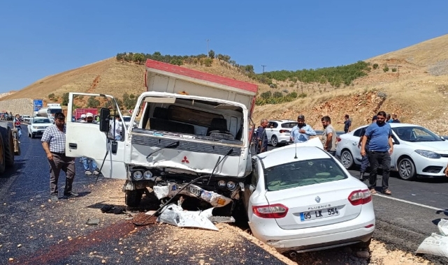 Feci kaza! Otomobille kamyon çarpıştı