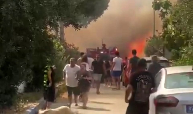 Foça’daki orman yangınına havadan ve karadan müdahale