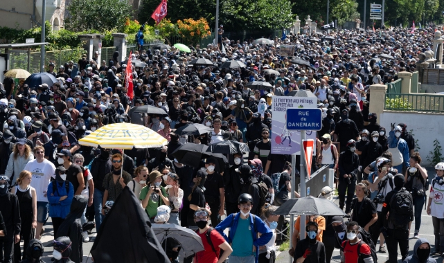 Fransa'da yapay su havzaları protestosuna polis müdahalesi!