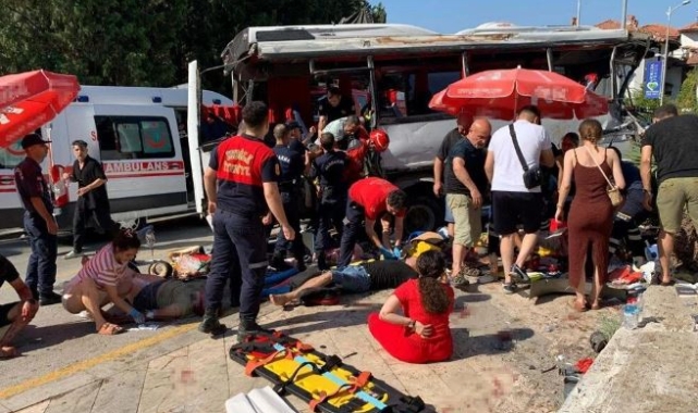 Freni boşalan tur midibüsü dehşet saçtı: Ölü ve yaralılar var!