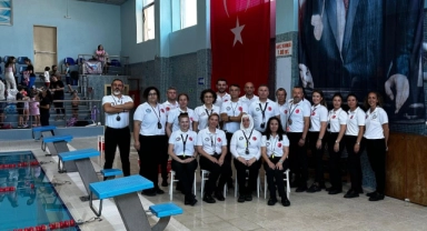 Gemlik’te minik yüzücüler birincilik için yarıştı