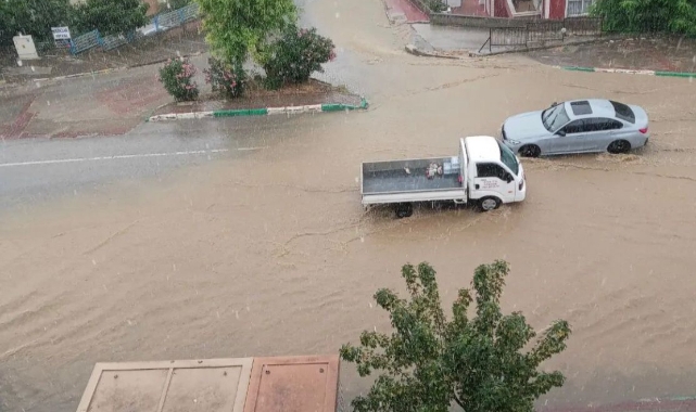 Gemlik yağmura teslim! Araçlar yolda kaldı, rögarlar taştı