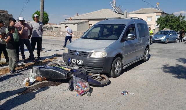 Hafif ticari araç motosikletle çarpıştı: 2 yaralı   