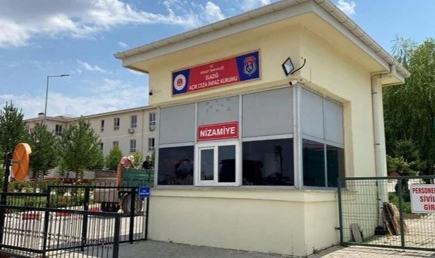 Hapiste yatan husumetlisinin peşini bırakmadı