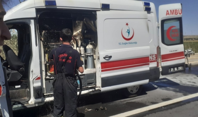 Hareket halindeki ambulansta yangın çıktı