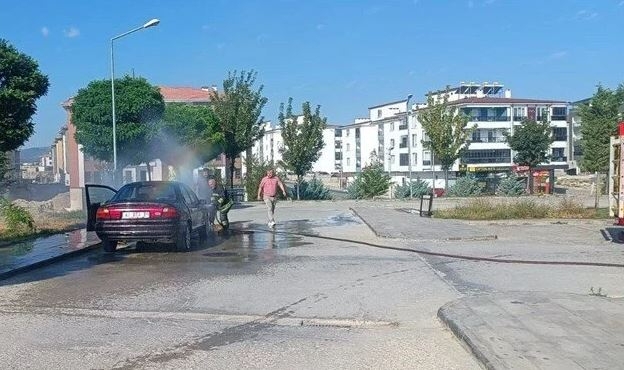 Hastane bahçesinde araç yangını