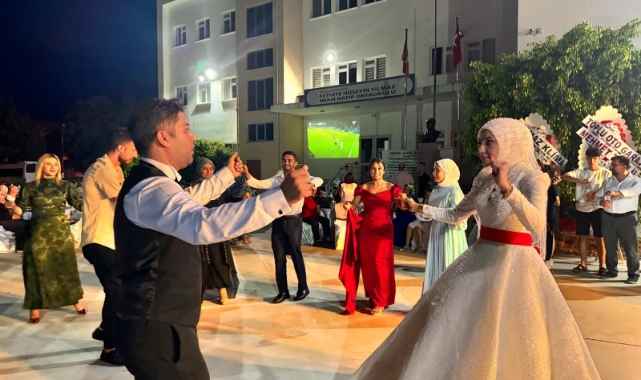 Hem evlendiler, hem Milli maçı izlediler!