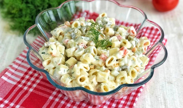 Hem pratik, hem de lezzetine doyamayacağınız makarna salatası nasıl yapılır?
