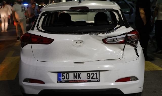 Hırsını önce aracın tamponundan, sonra gazetecilerden çıkarttı
