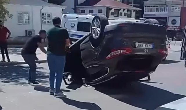 İki araç çarpıştı! Biri takla attı