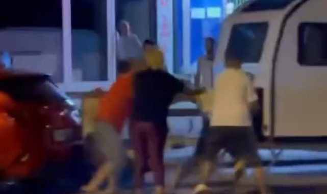 İki grup arası çıkan kavgada sokak ringe döndü