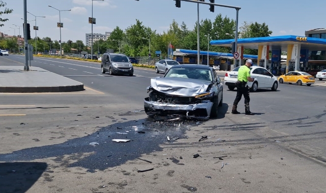 İki otomobil kavşakta çarpıştı! 2 yaralı