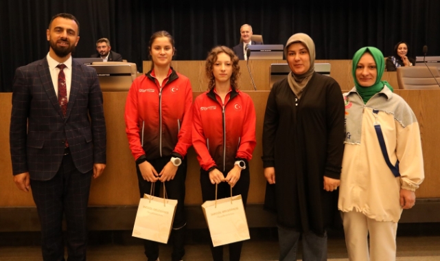 İnegöl’ün başarılı gençleri mecliste ağırlandı