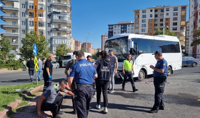 İşçi servisi ile kamyon çarpıştı! 10 yaralı   