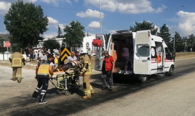 Isparta’da otomobil ile akülü bisiklet çarpıştı: 3 yaralı