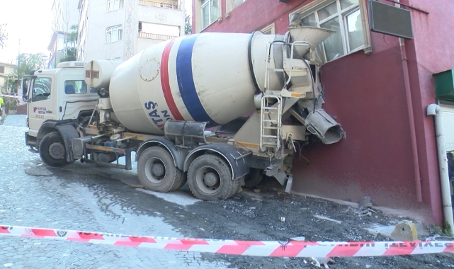 İstanbul'da beton mikseri binaya çarptı
