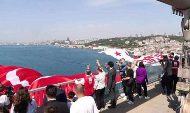 İstanbul'daki köprülere Türk Bayrağı asıldı