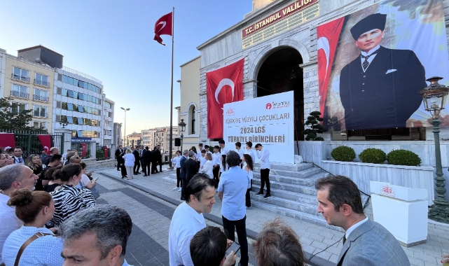İstanbul Valisi Gül, LGS Türkiye birincilerini ağırladı